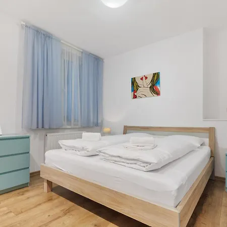 Glorious Space In Centre *